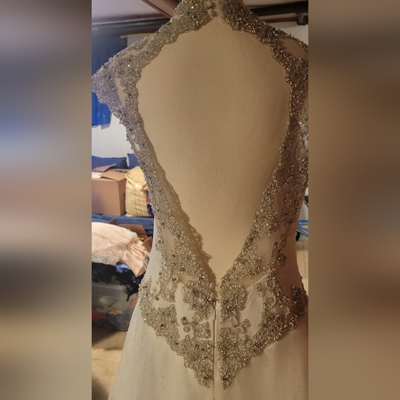 Elegant White and Gold Gown - Picture 3 of 9